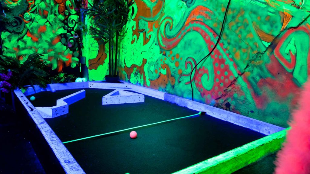 Hoxton plonk crazy golf course